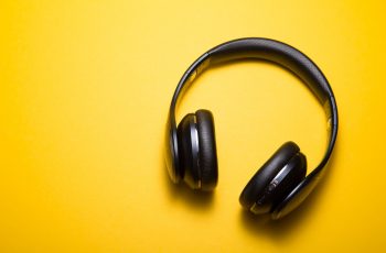 Headset sobre fundo amarelo
