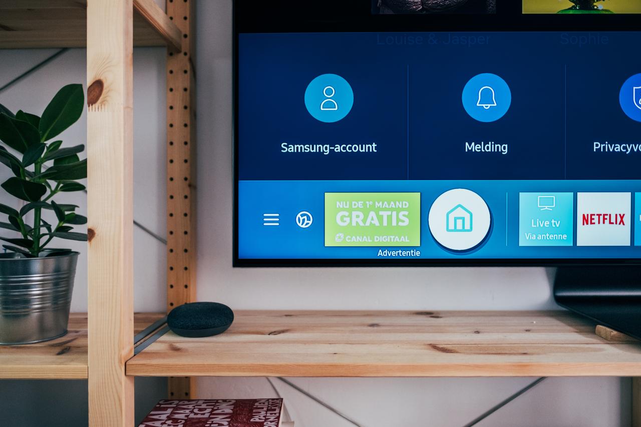 Smart TV sobre uma mesa de madeira