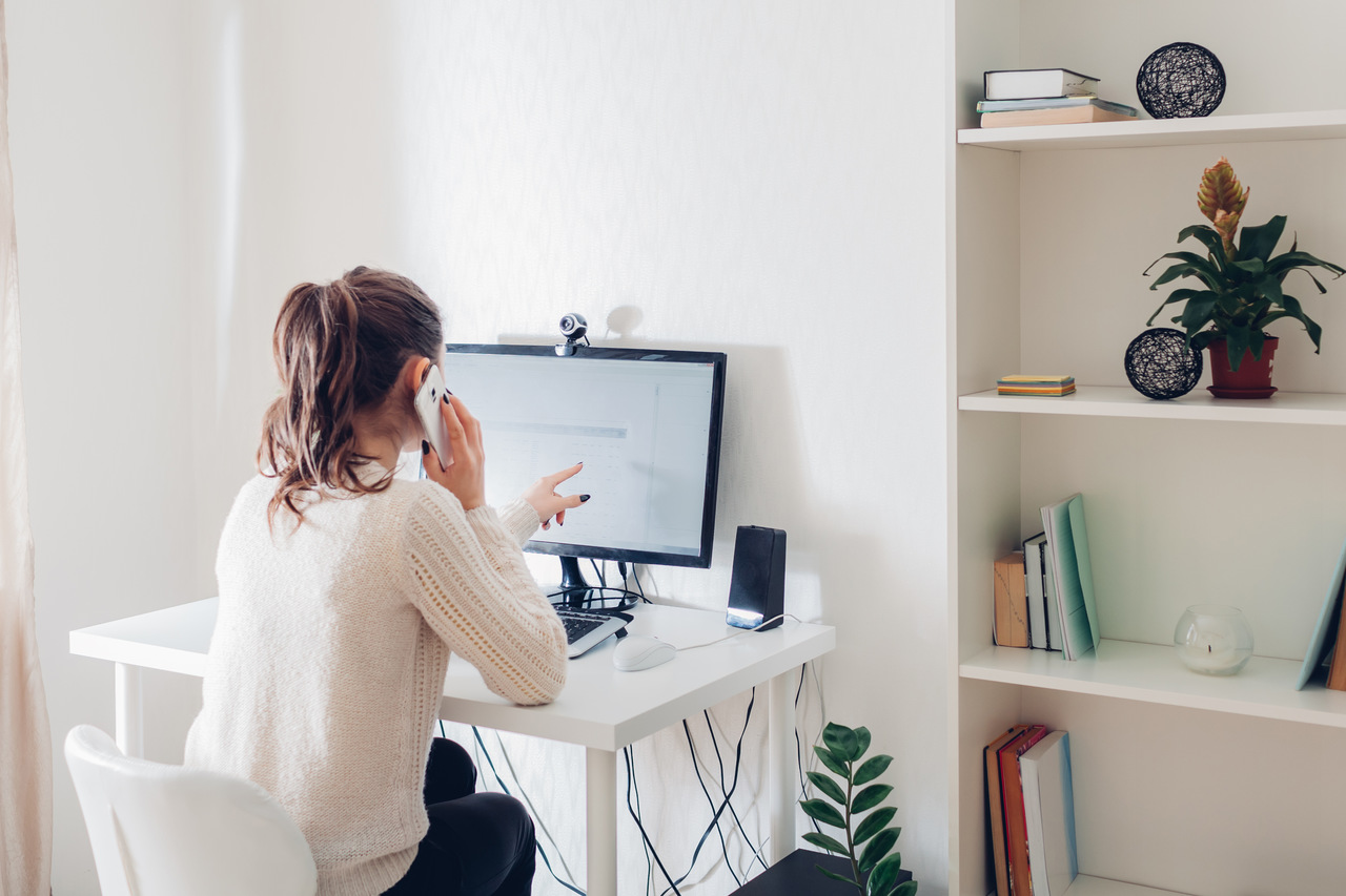 mulher em frente a um computador com uma webcam