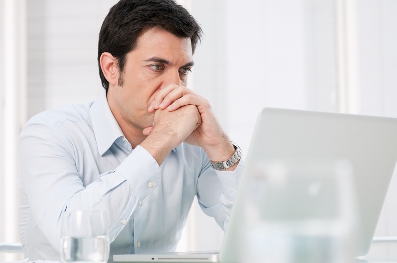 homem utilizando notebook