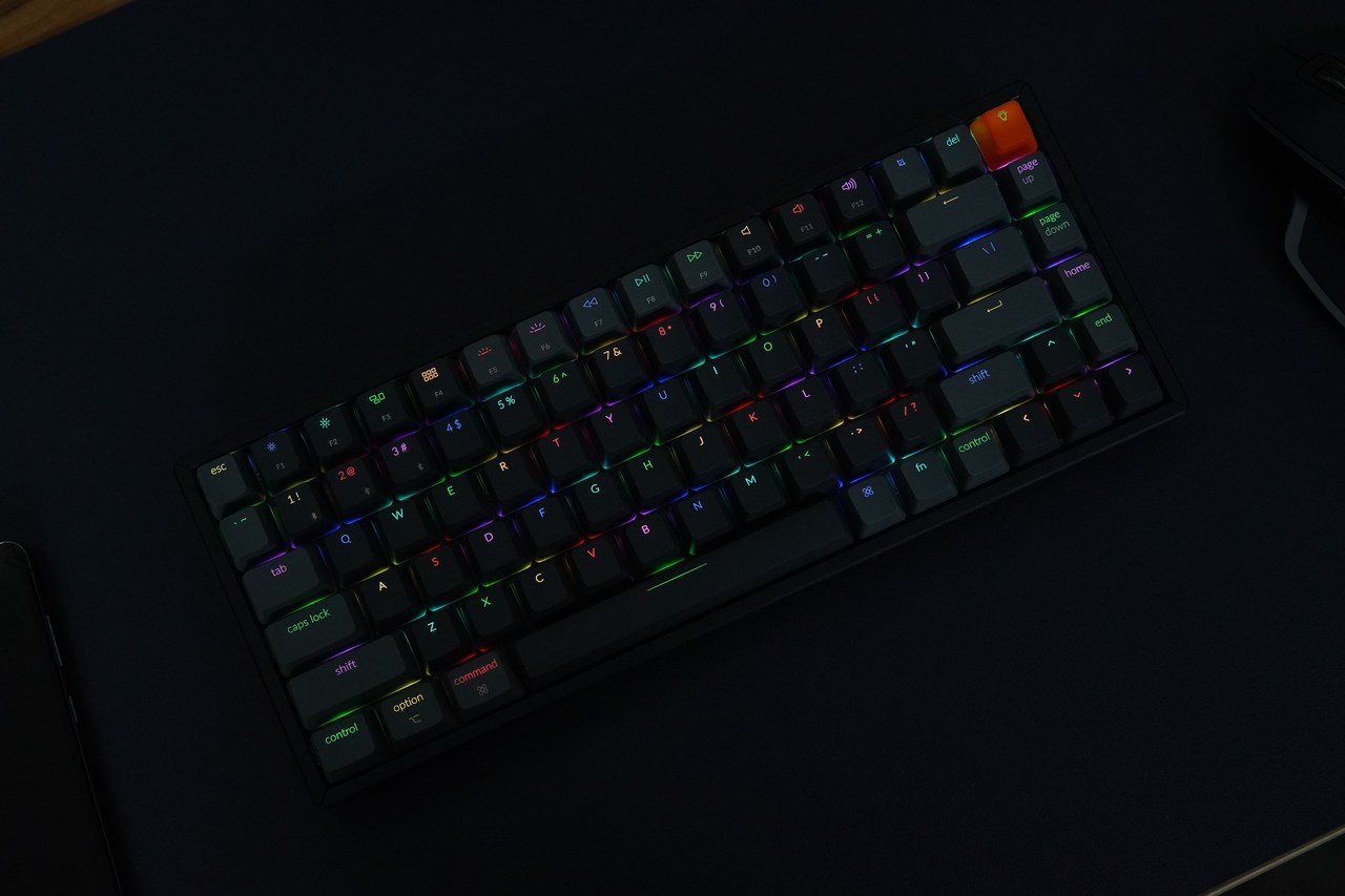 Teclado gamer óptico com backlight em fundo preto