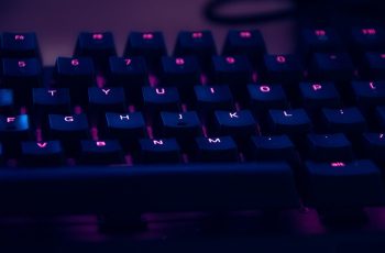 Teclado mecânico roxo com preto