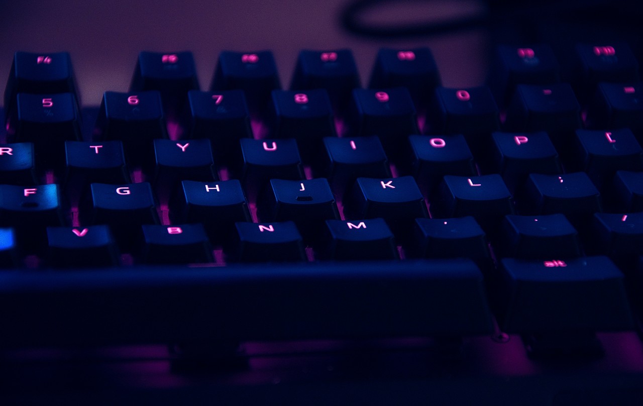 Teclado mecânico roxo com preto
