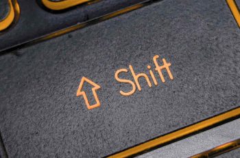 Tecla shift no teclado amarelo e cinza escuro