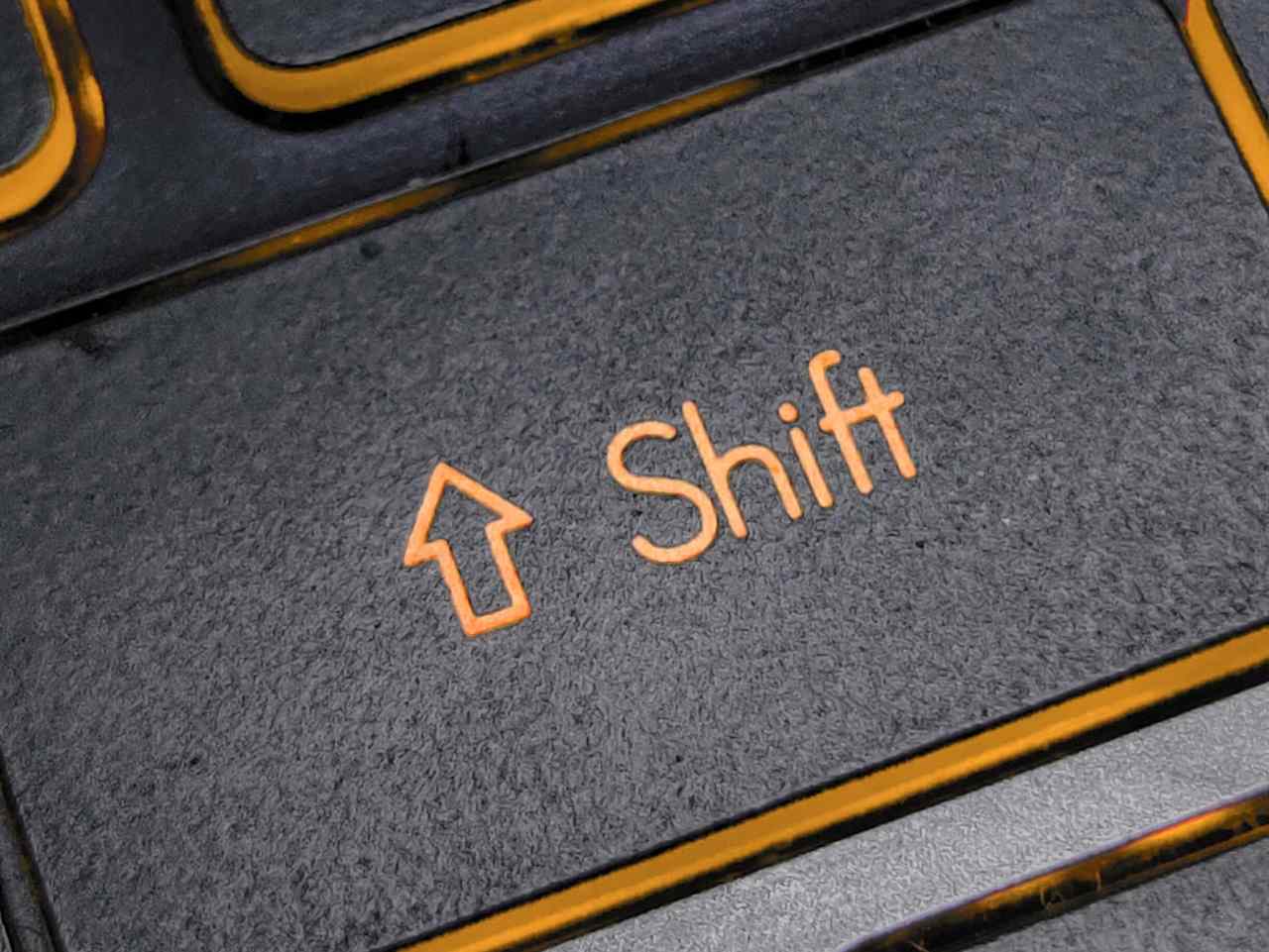 Tecla shift no teclado amarelo e cinza escuro