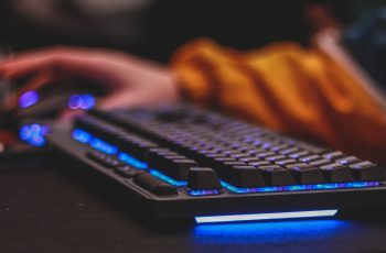 Pessoa jogando em teclado gamer barato