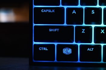 teclado gamer com backlight azul com fotografia focada em qual é a tecla shift