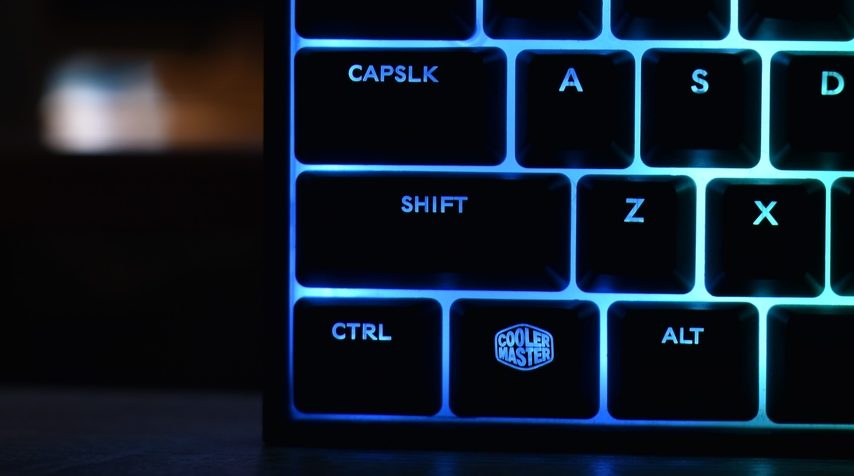 teclado gamer com backlight azul com fotografia focada em qual é a tecla shift