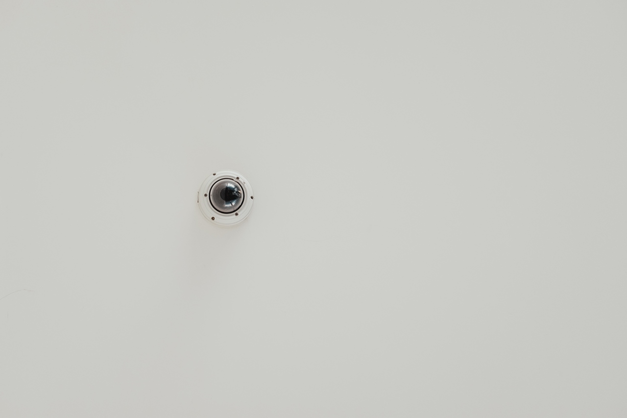 Câmera de segurança em uma parede branca