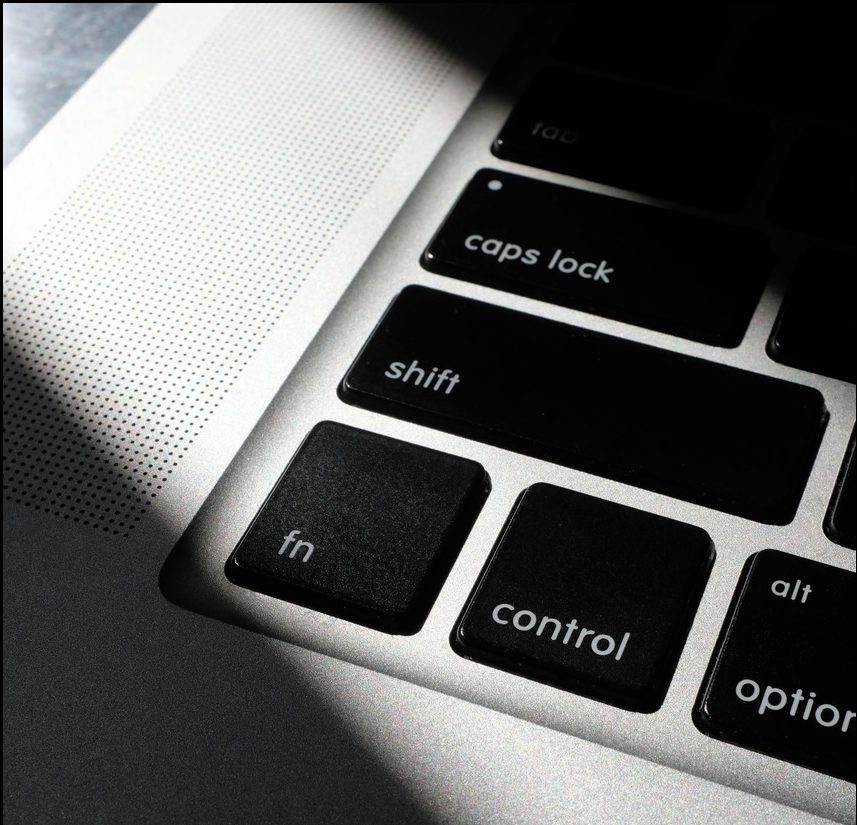 Teclado de notebook com sombras e destaque sobre a tecla fn