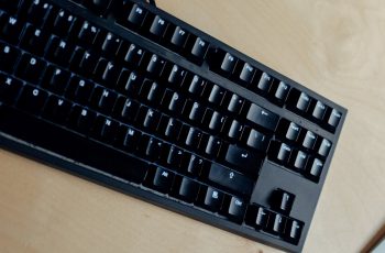 Teclado de computador sobre mesa