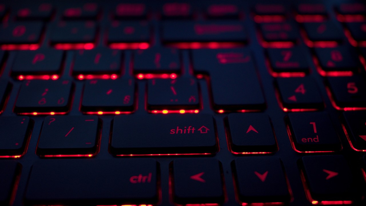 Tecla shift no notebook em um teclado com backlight vermelho