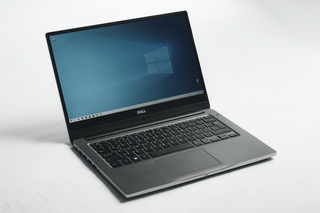 Notebook Dell sobre fundo branco com windows instalado