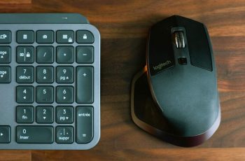 Kit teclado com mouse sobre mesa de madeira