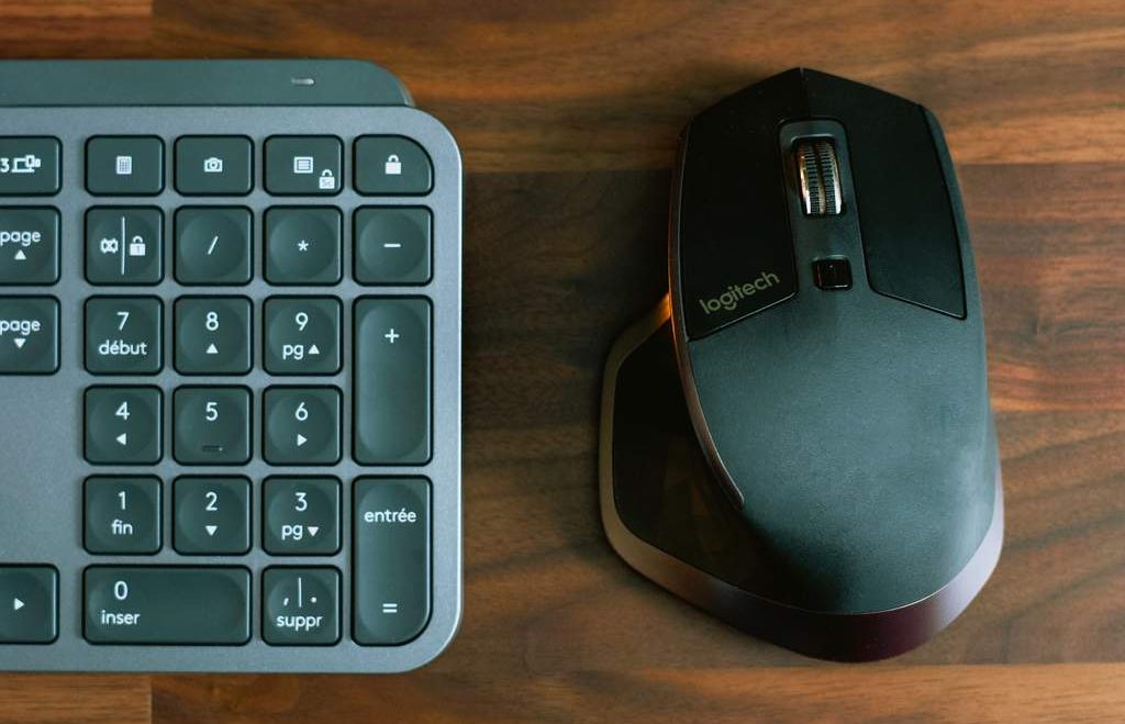 Kit teclado com mouse sobre mesa de madeira