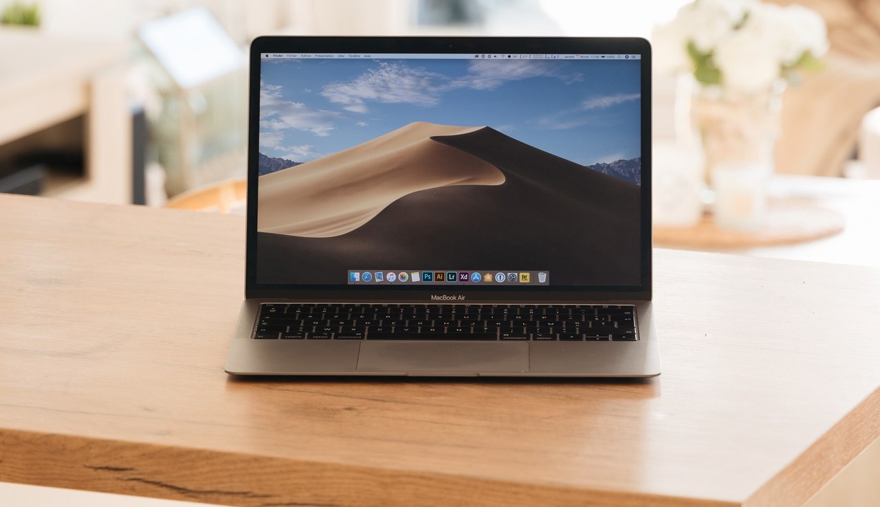 Tela de notebook limpa sobre mesa de madeira