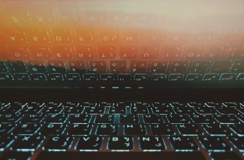 notebook com teclado iluminado refletindo em tela