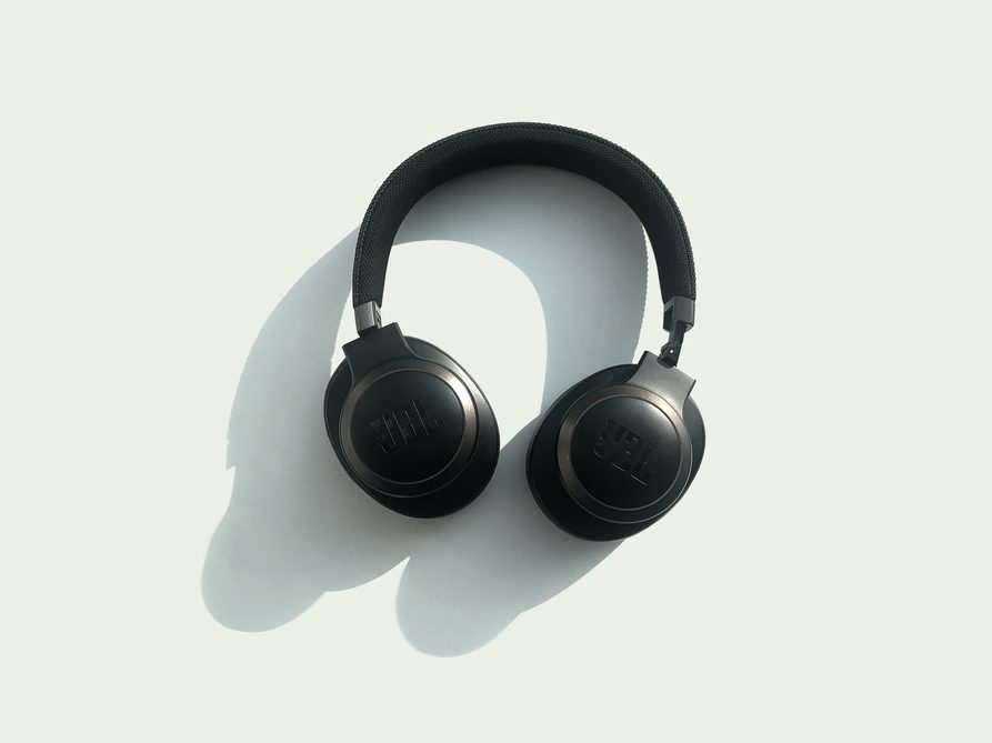 Headset sobre fundo branco