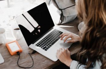 Mulher utilizando scroll de notebook