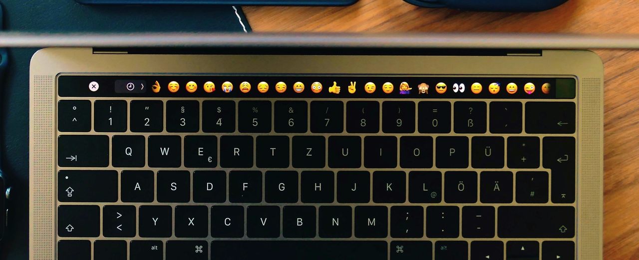 Notebook com carinhas no teclado