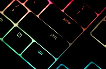 Foto de um teclado de notebook com backlight de onde fica a tecla shift