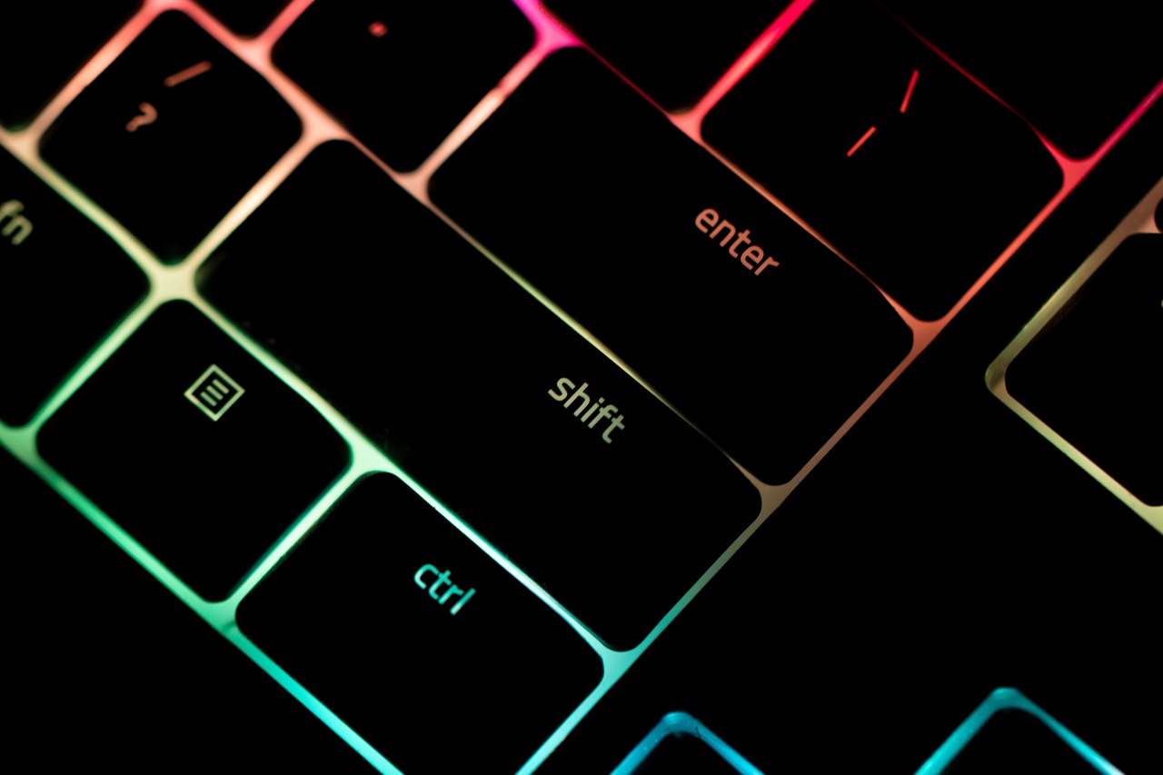 Foto de um teclado de notebook com backlight de onde fica a tecla shift