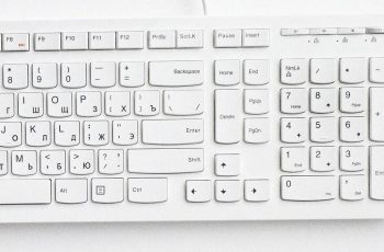 Teclado numérico USB branco sobre fundo branco