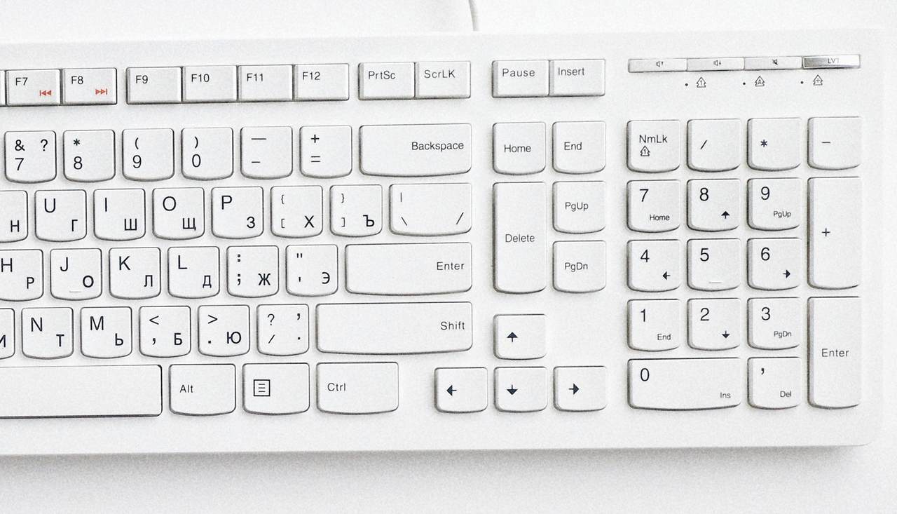 Teclado numérico USB branco sobre fundo branco