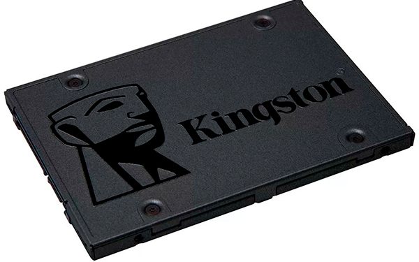 SSD SATA em fundo branco