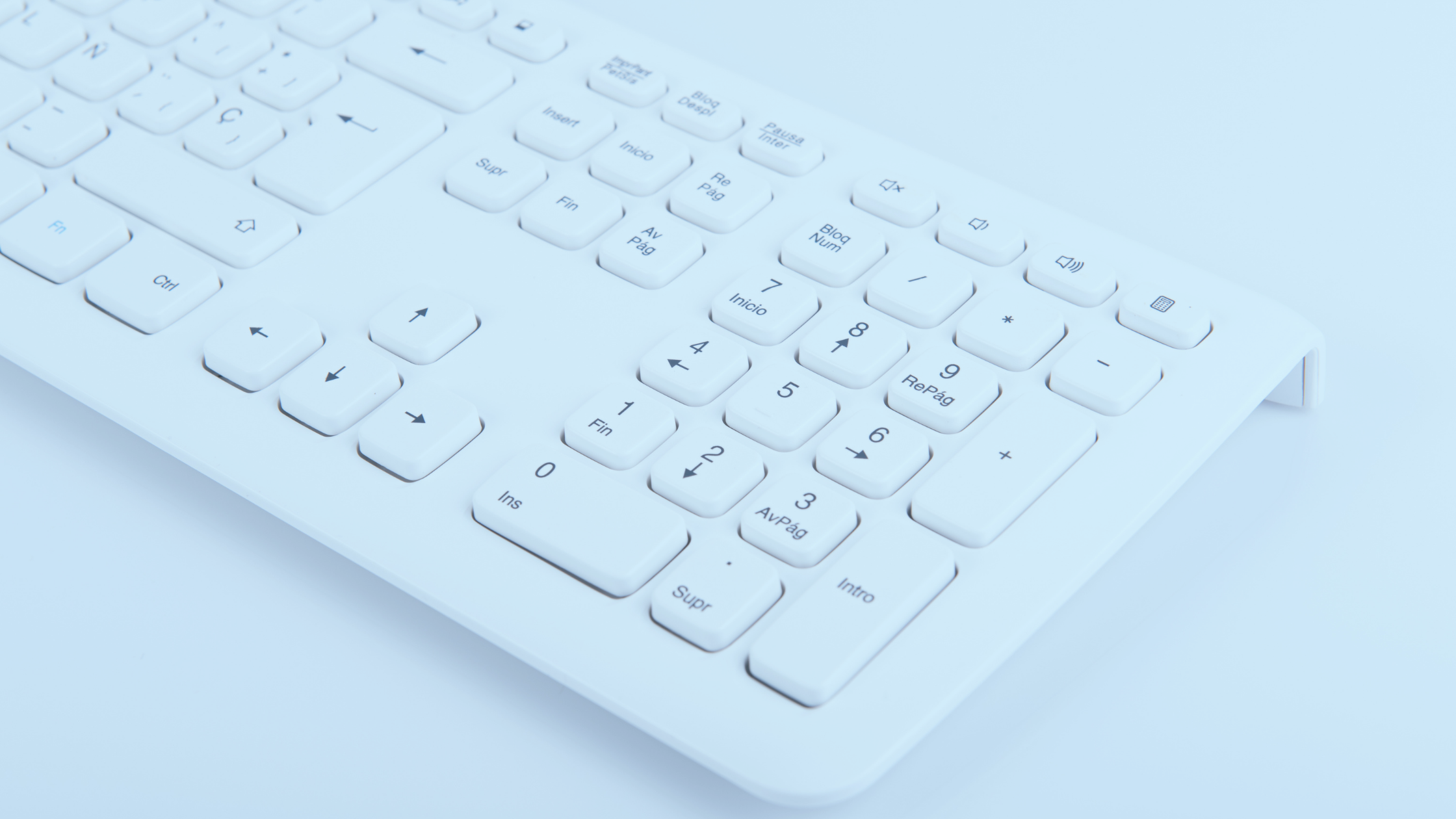 Teclado de computador na cor branca