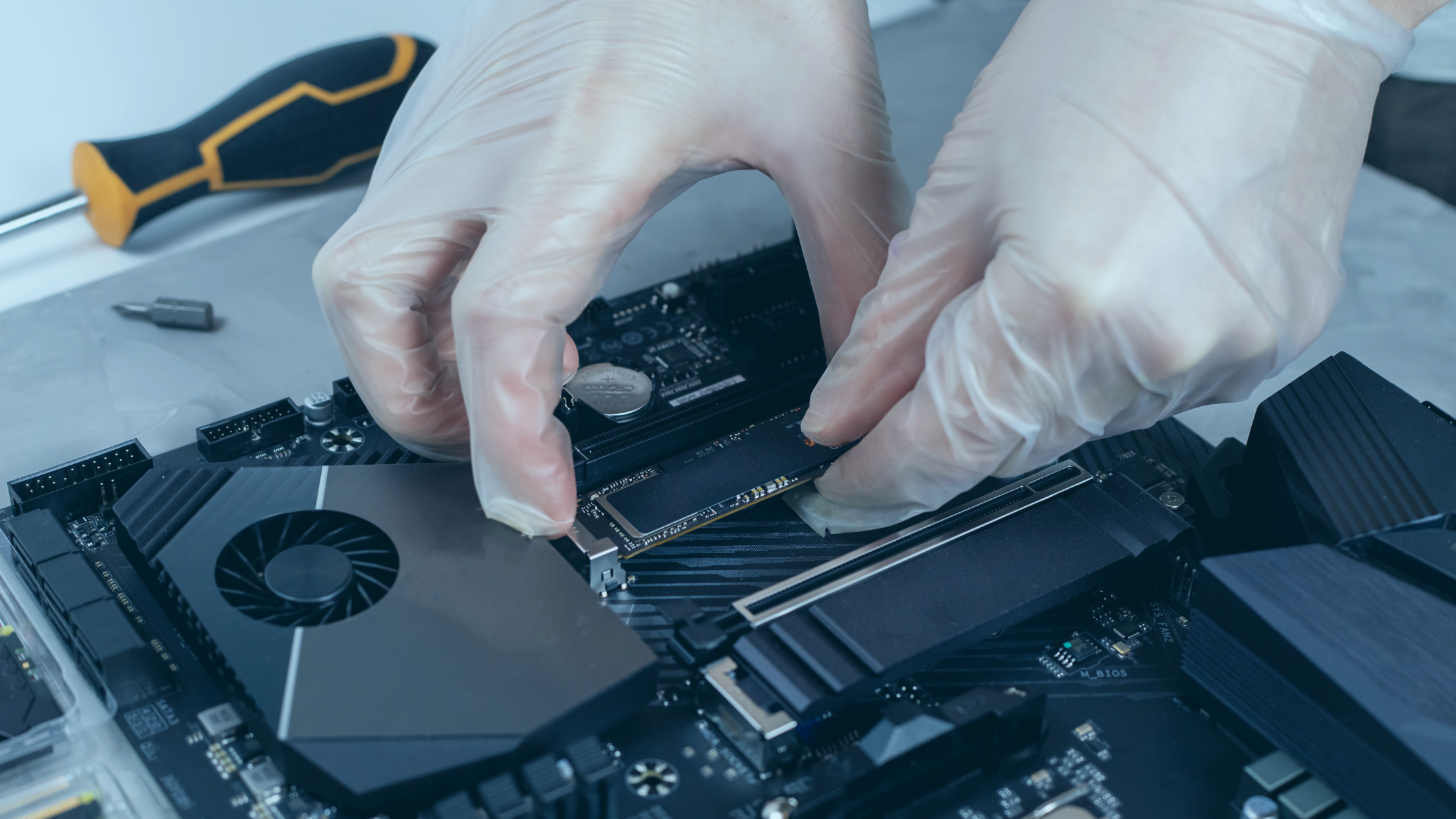 Pessoa fazendo a instalação do SSD em um notebook
