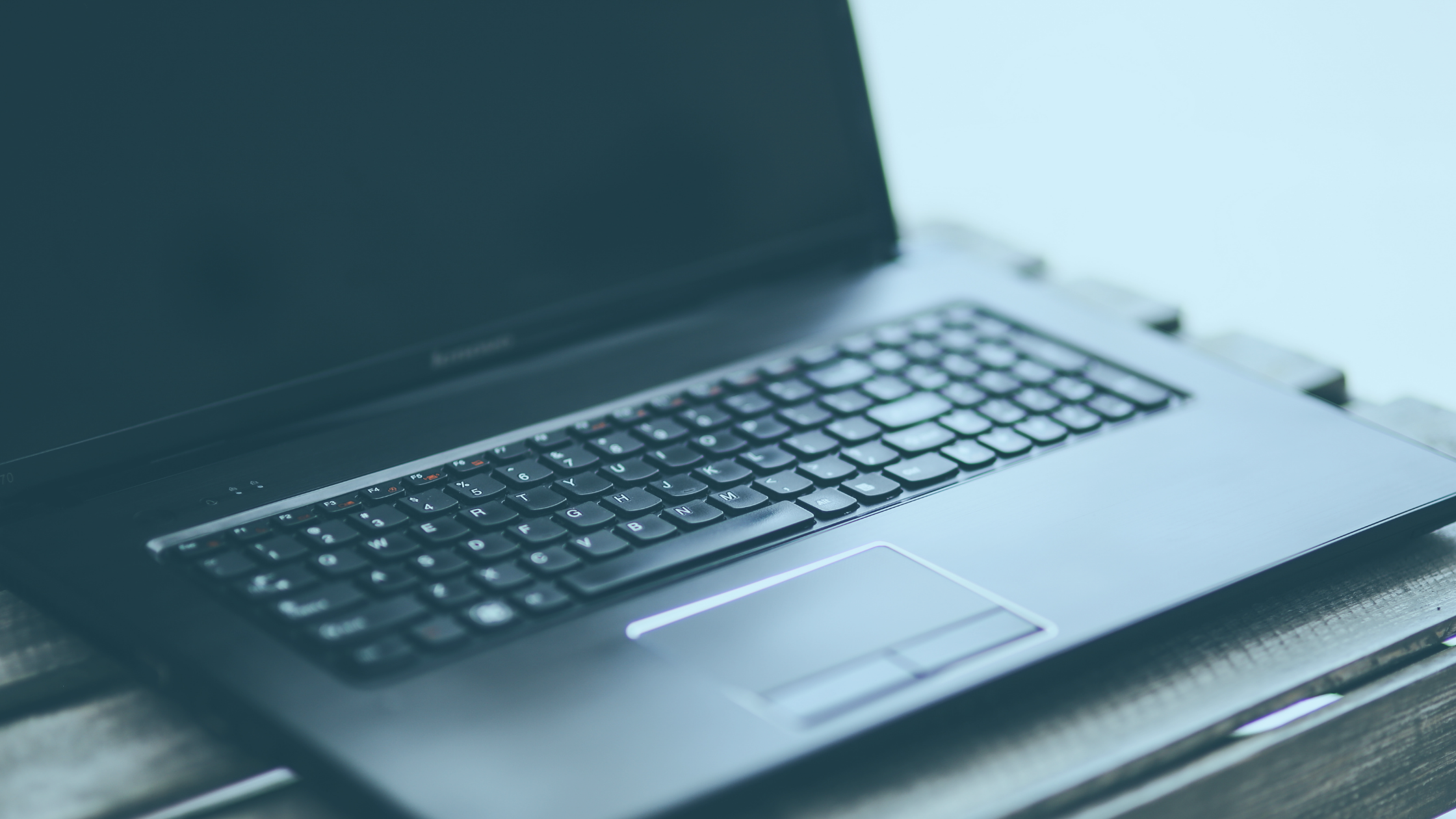 Imagem de um notebook aberto sobre uma mesa