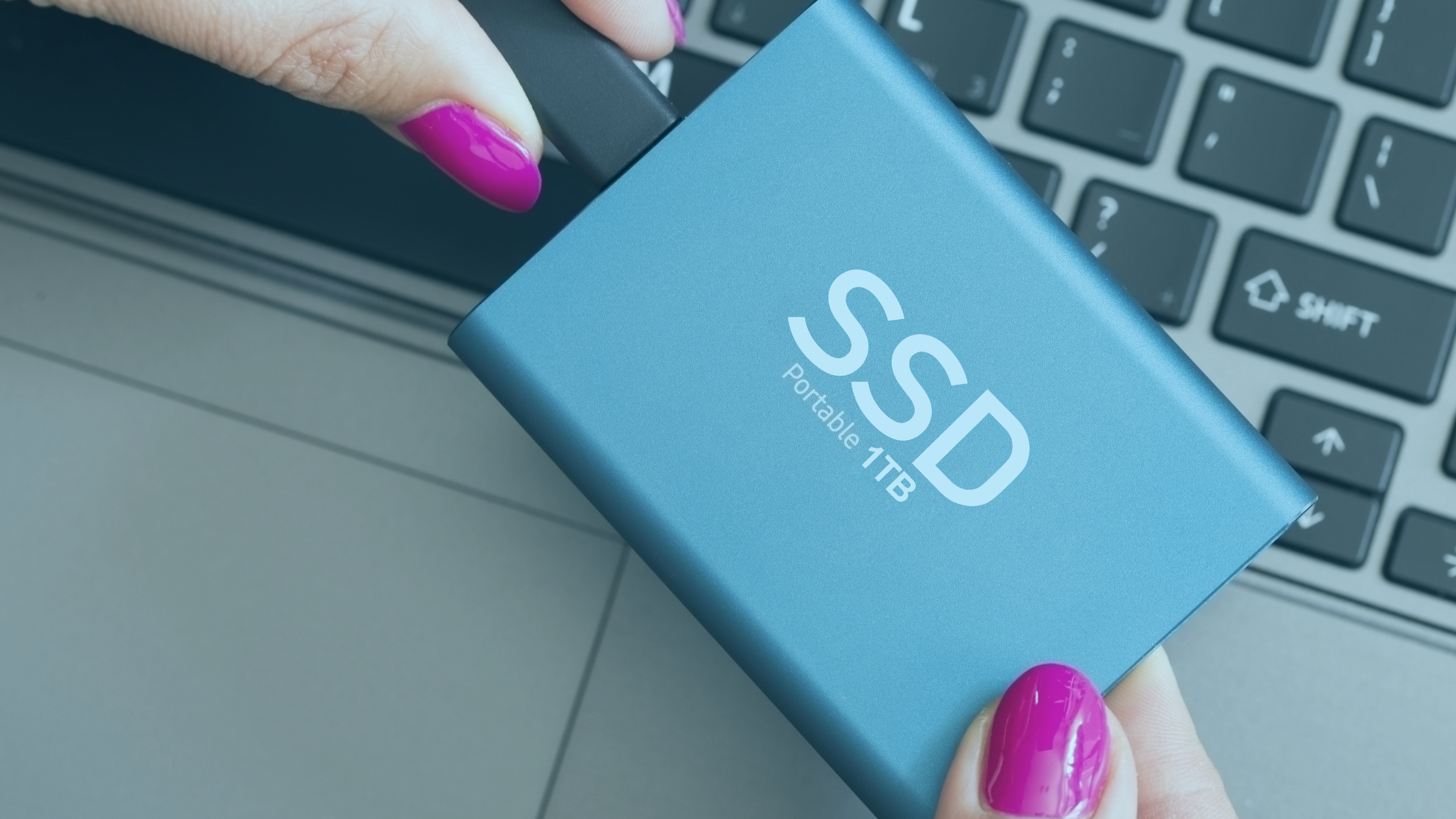 Mão feminina conectando um SDD em um notebook