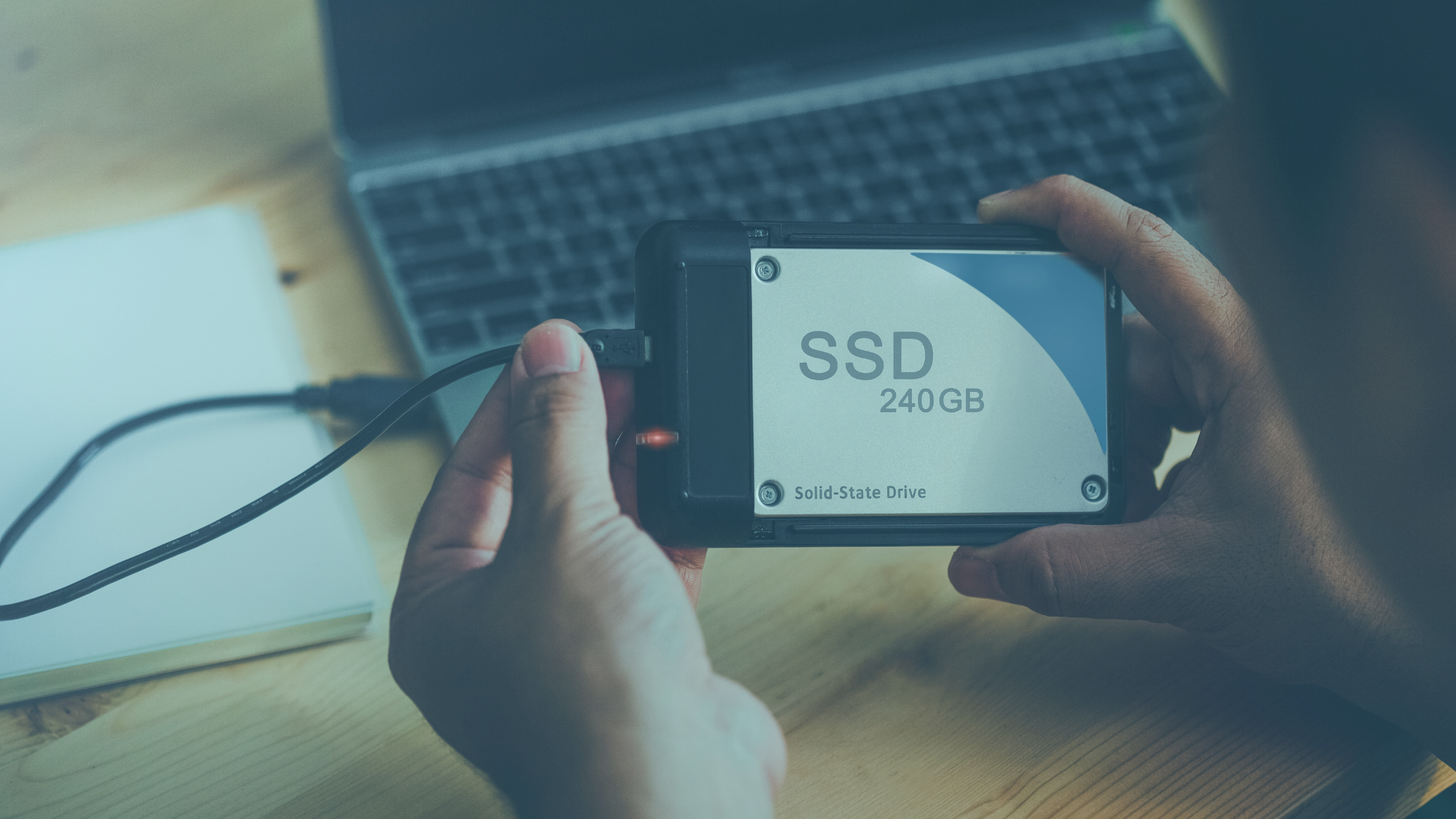 Homem conectando SSD no notebook