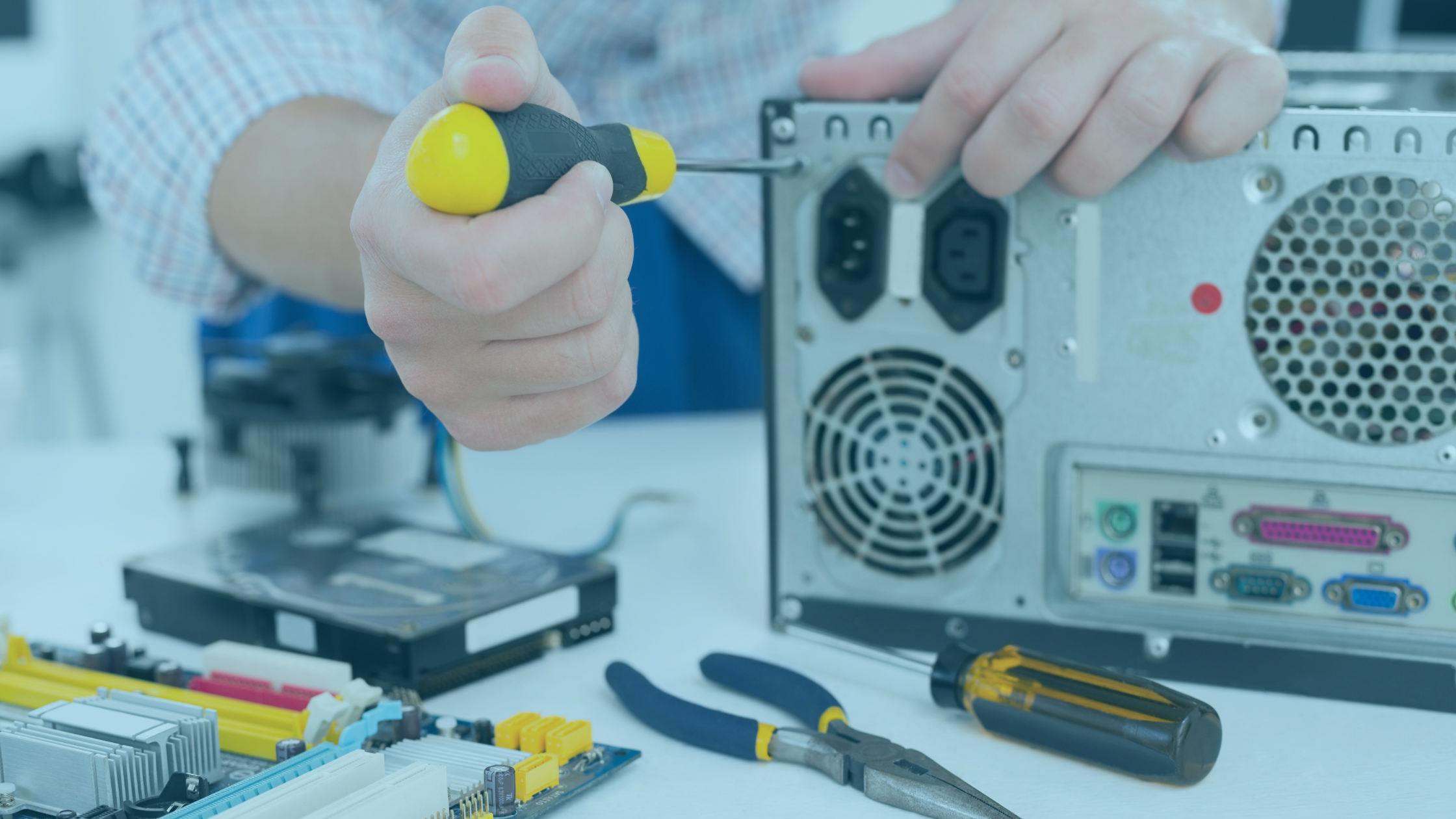 Técnico de informática utilizando uma chave para abrir um gabinete de computador