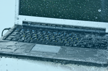 Imagem de um notebook molhado
