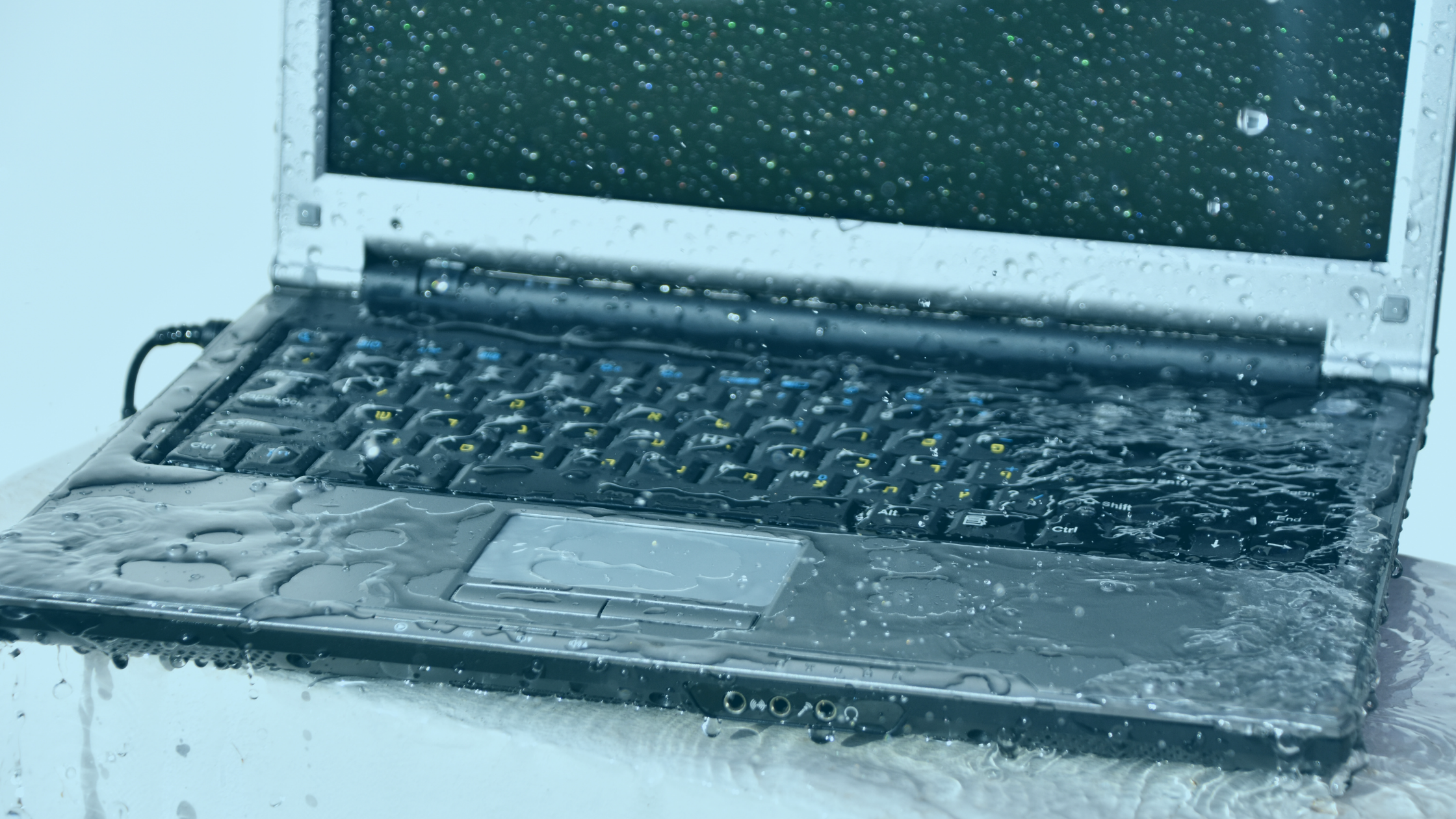 Imagem de um notebook molhado