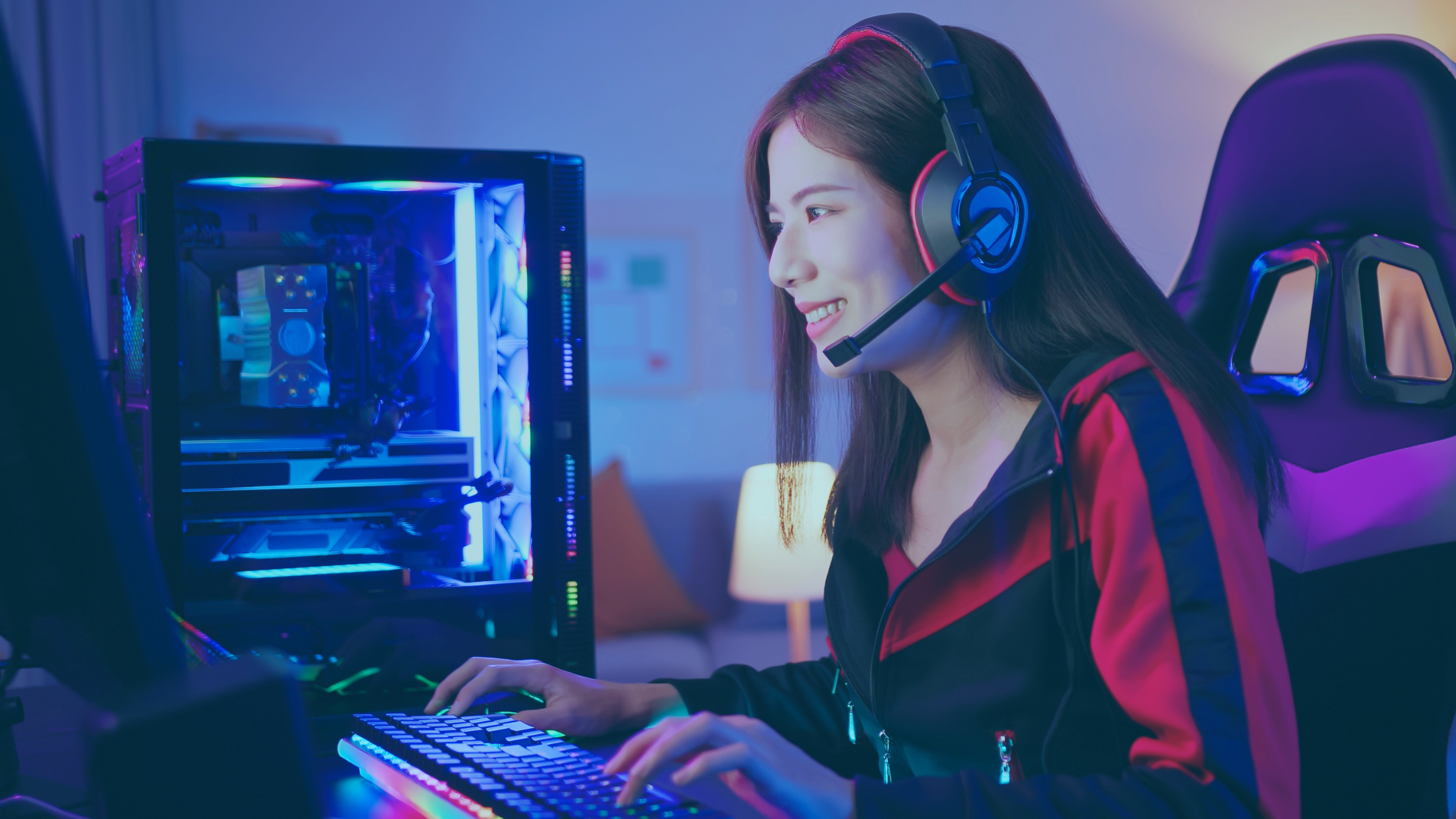 Mulher jovem jogando em seu setup gamer.