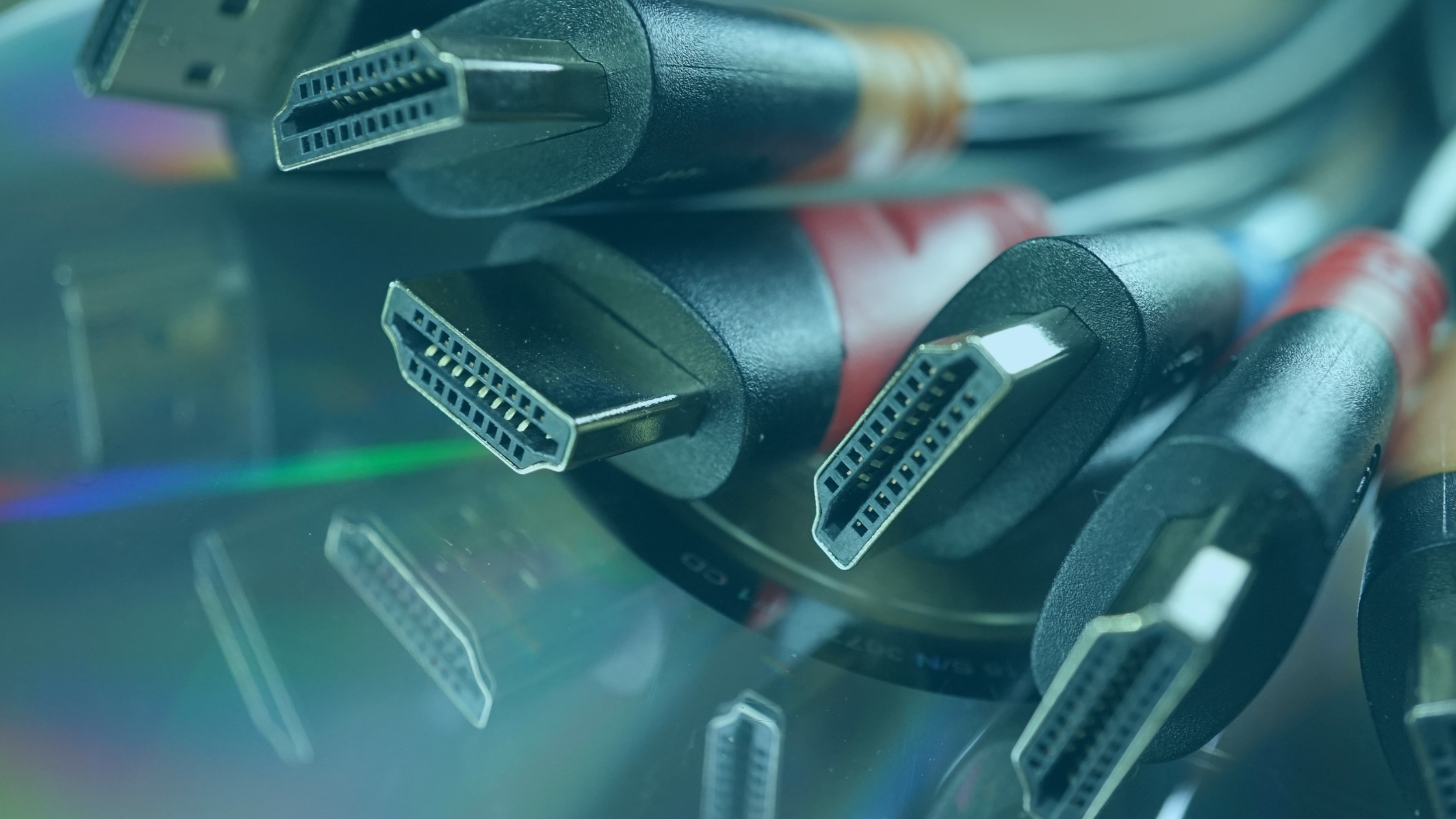 Emaranhado de cabos HDMI