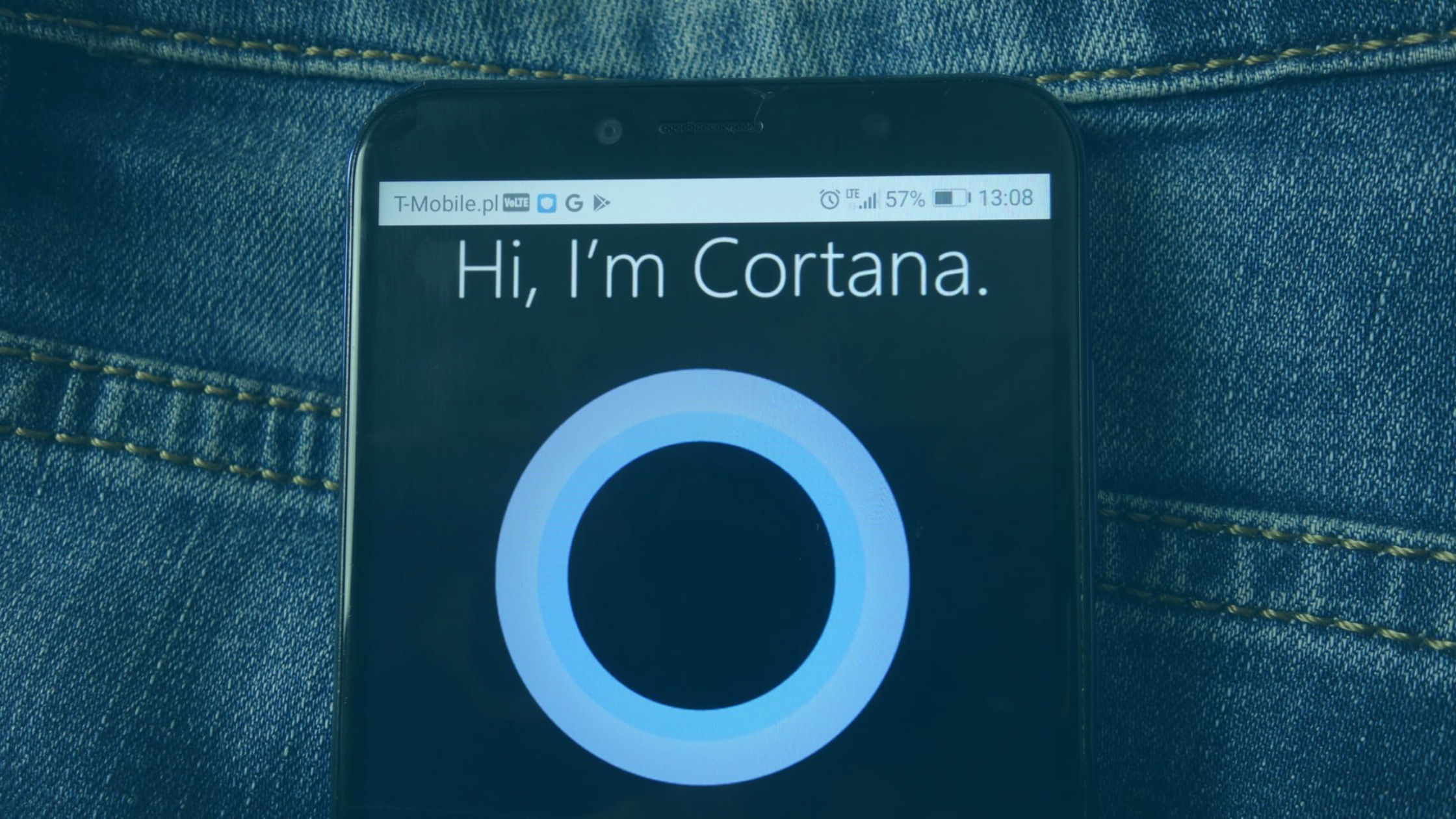 Imagem de um celular. Na tela está escrito "Hi, I'm Cortana"